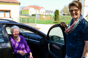 NH Plus Pölla: Maria Knaim und Christa Engel bei einer Fahrt zum Arzt